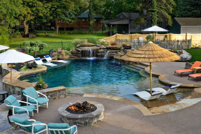 Modern pool featuring Creme De Menthe